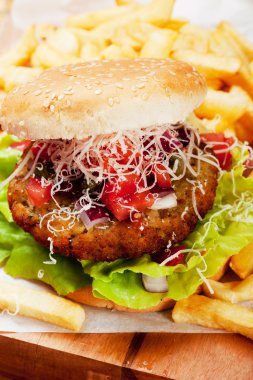 hamburger ile rendelenmiş peynir