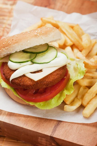 魚のハンバーガーとフライド ポテト — ストック写真