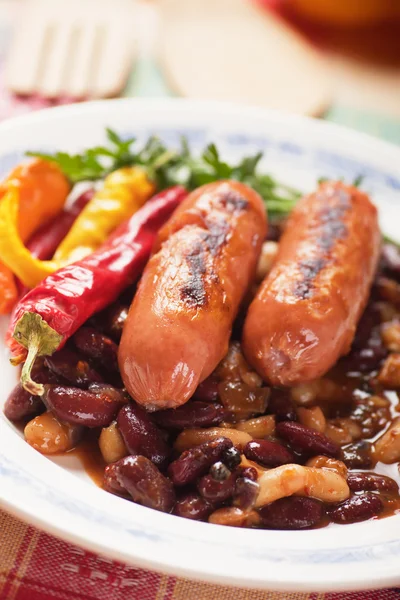 Gegrilde worst met chili bonen — Stockfoto