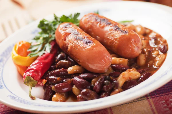 Grillwurst mit Chili-Bohnen — Stockfoto