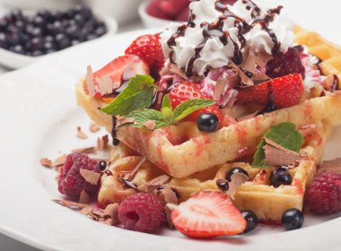 taze meyve ve krema ile waffle