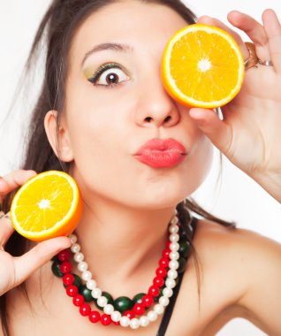 Turuncu meyve ile kız