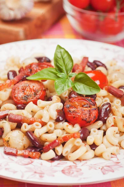 Massa com feijão, bacon e tomate cereja — Fotografia de Stock