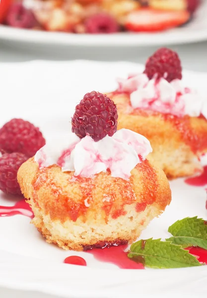 Muffins met framboos en crème topping — Stockfoto