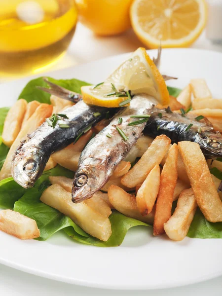 Pesce sardina alla griglia con patatine fritte — Foto Stock