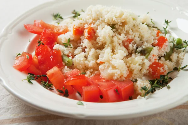 Couscous met kruiden en tomaat — Stockfoto