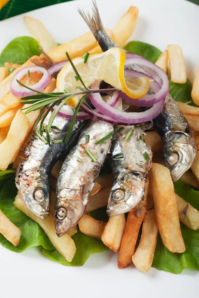 Pesce sardina alla griglia con limone ed erbe aromatiche — Foto Stock