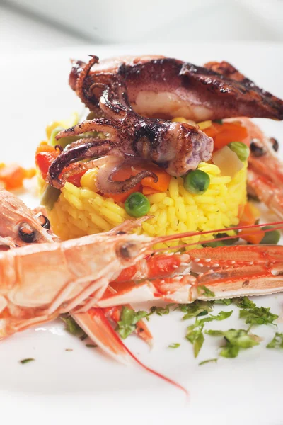 리조또와 새우 튀김된 오징어 — 스톡 사진