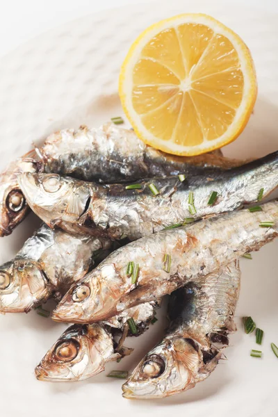 Limon ve otlar ile ızgara sardalya balığı — Stok fotoğraf
