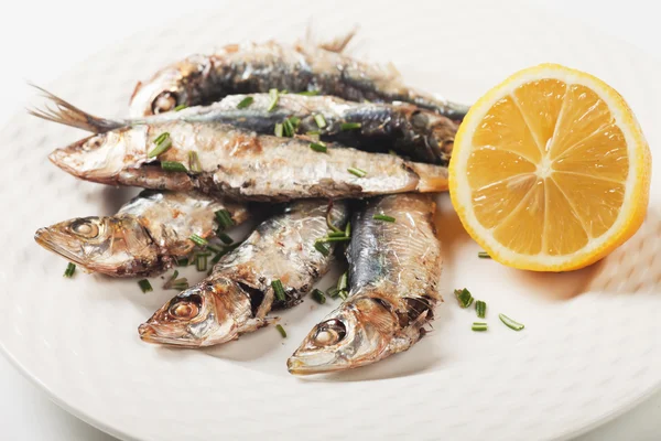 Pesce sardina alla griglia con limone ed erbe aromatiche — Foto Stock