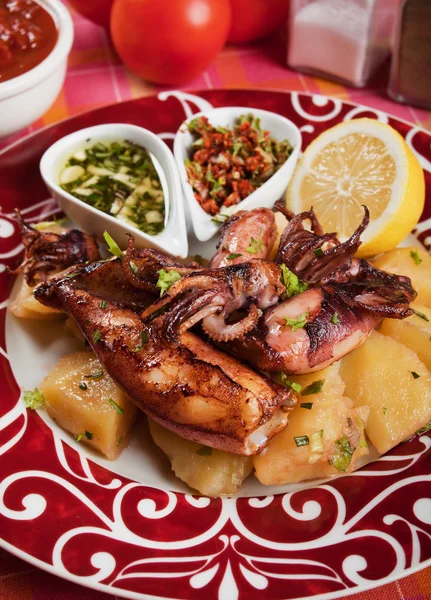 Calamari fritti con patate — Foto Stock