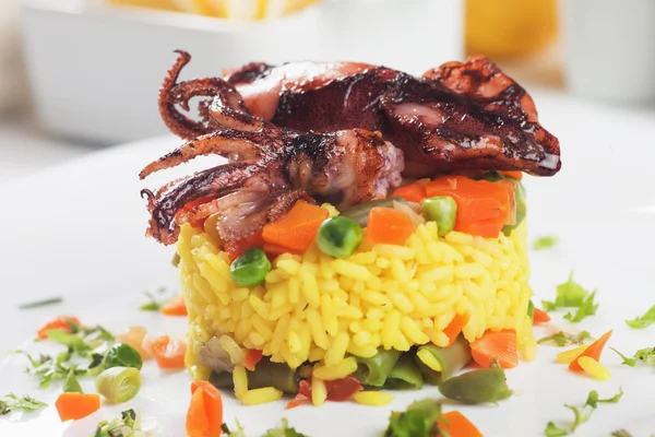 Gebratener Tintenfisch und Risotto — Stockfoto