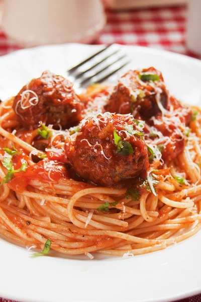 Köttbullar med spagetti pasta — Stockfoto