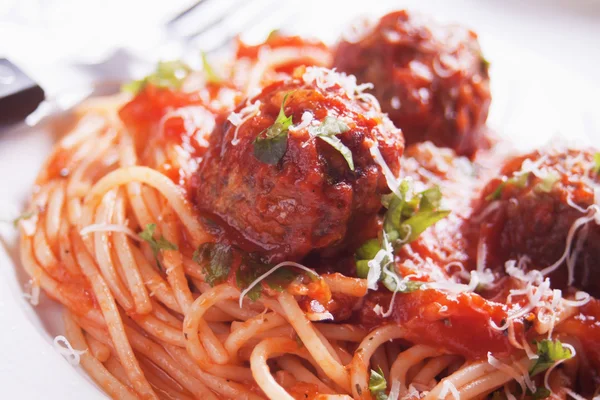 Köttbullar med spagetti pasta — Stockfoto