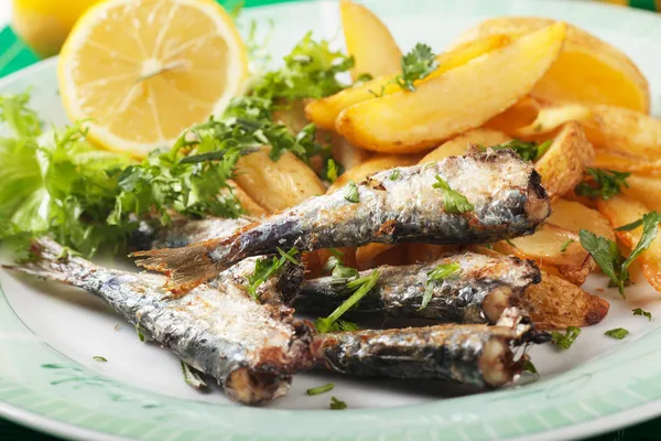 Pescado de sardina a la parrilla con cuñas de papa — Foto de Stock