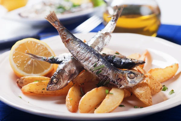 Gegrilde sardines vis met aardappel partjes — Stockfoto