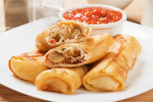 Rollos de huevo con salsa de tomate —  Fotos de Stock