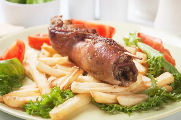 Espetos de carne enrolada com batatas fritas — Fotografia de Stock