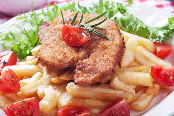 Schnitzel Viener, bife empanado com batatas fritas — Fotografia de Stock