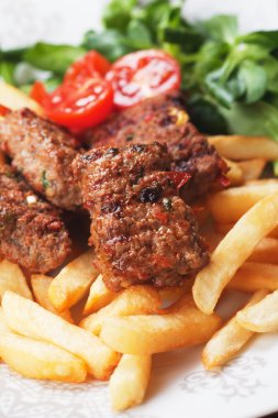 kare hamburger, patates kızartması ile