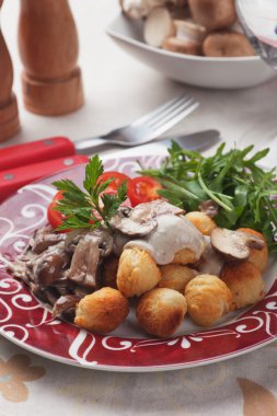 kavrulmuş patates cruquettes ve mantar