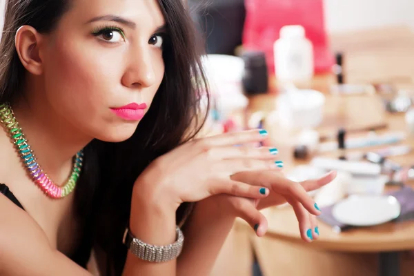 Young girl putting make-up — Stock Photo, Image