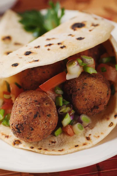 Falafel, frittierte Kichererbsenbällchen — Stockfoto