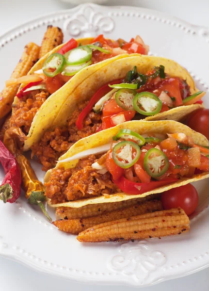 Tacos med köttfärs och sallad — Stockfoto