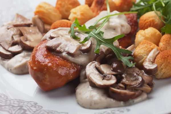 Pechuga de pollo en salsa de champiñones — Foto de Stock