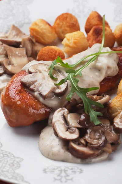 Poitrine de poulet en sauce aux champignons — Photo