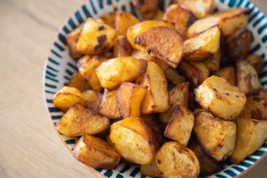 Baharatlı kızarmış patates kasede servis edilir.