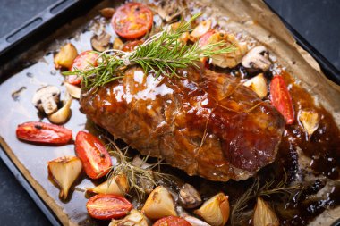 Kızarmış ve tütsülenmiş domuz budu, Amerikan mutfağı klasiği.