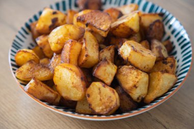 Baharatlı kızarmış patates kasede servis edilir.