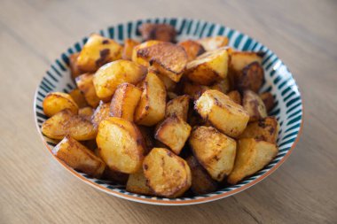 Baharatlı kızarmış patates kasede servis edilir.