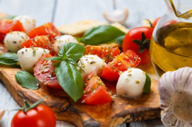 Peynirli, domatesli ve fesleğenli taze İtalyan caprese salatası.