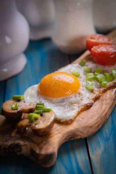 Słoneczne Jajka Grzybami Pomidorami Wiśniowymi — Zdjęcie stockowe