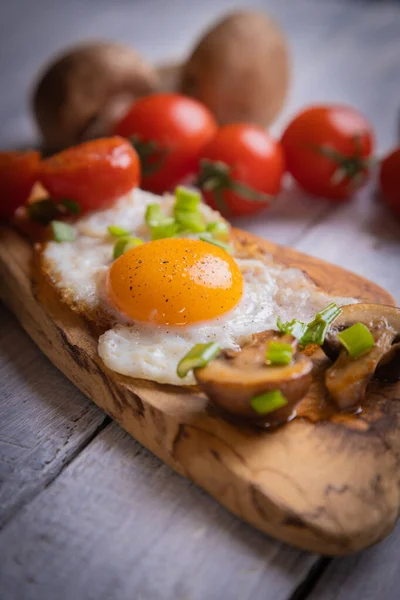 Lado Ensolarado Ovos Fritos Com Cogumelos Tomate Cereja — Fotografia de Stock