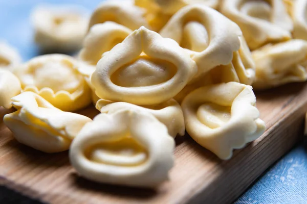 Pasta Tortellini Italiana Cruda Hecha Casa Lista Para Cocinar Gor —  Fotos de Stock