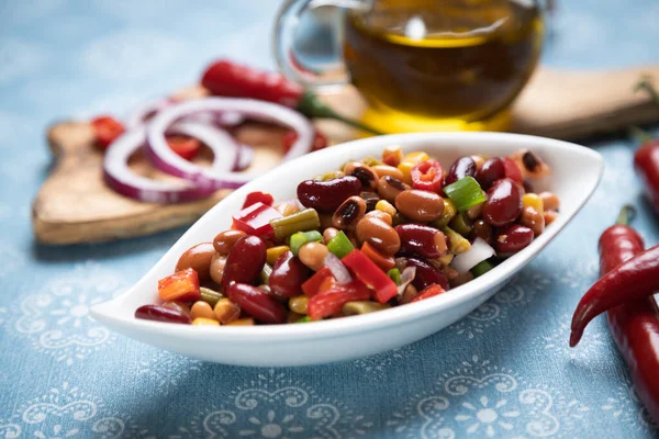 Karışık Fasulye Salatası Sağlıklı Besleyici Vejetaryen Yemeği — Stok fotoğraf
