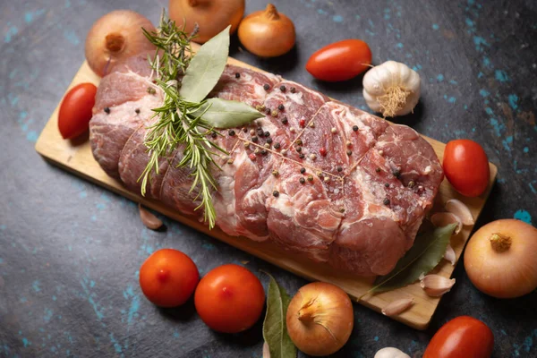 オーブンやバーベキューで焼くために準備生の豚肉の首肉 — ストック写真
