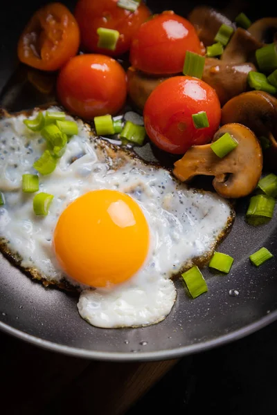 Solig Sida Upp Stekta Ägg Med Svamp Och Körsbärstomat — Stockfoto