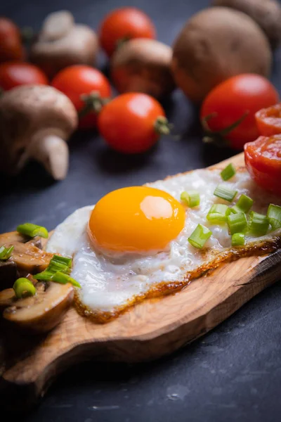 Słoneczne Jajka Grzybami Pomidorami Wiśniowymi — Zdjęcie stockowe