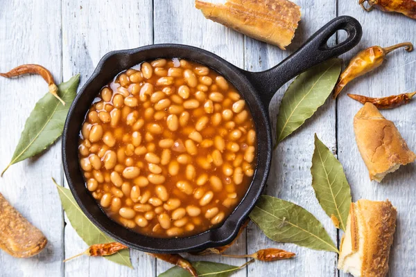 Bakade Bönor Klassisk Amerikansk Häftklammer Serveras Skillet — Stockfoto