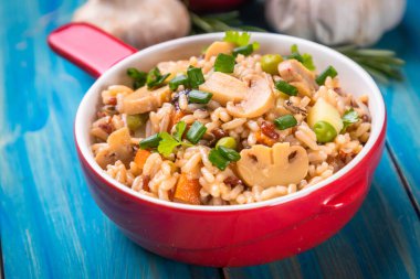 Risotto ya da mantar ve sebzeli pilav.