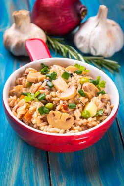 Risotto ya da mantar ve sebzeli pilav.