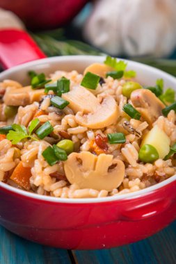 Risotto ya da mantar ve sebzeli pilav.