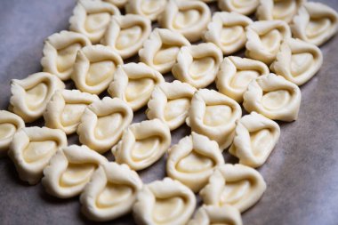 Çiğ İtalyan tortellini makarnası, ev yapımı ve hazır.