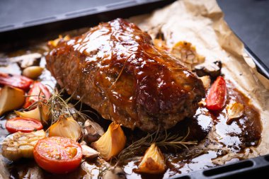 Kızarmış ve tütsülenmiş domuz budu, Amerikan mutfağı klasiği.