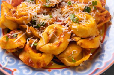 Klasik İtalyan tortellini peyniri domates soslu makarna.