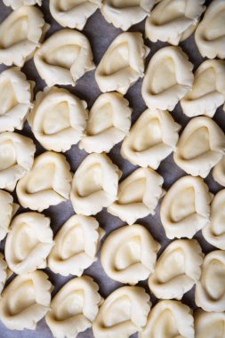 Çiğ İtalyan tortellini makarnası, ev yapımı ve hazır.